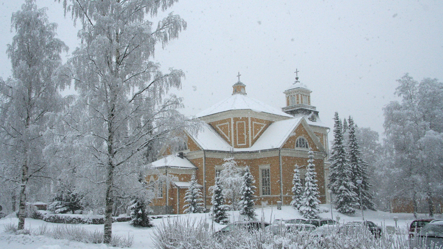 Ylöjärven kirkko lumisessa maisemassa.