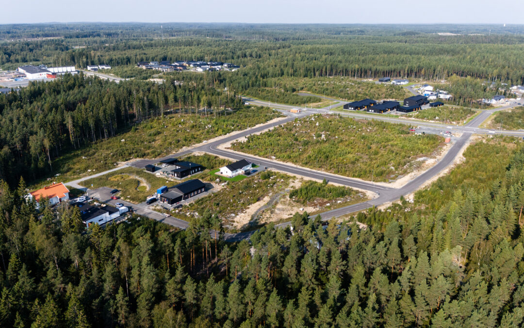 Ilmakuva rakenteilla olevasta asuinalueesta, paljon metsää.