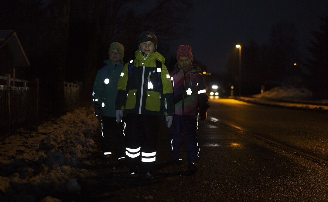 Näy pimeässä – poimi heijastin matkaan kirjaston heijastinpuusta