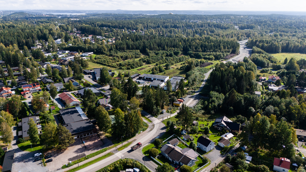 Ilmakuva asuinalueesta. Taloja, teitä ja metsää.