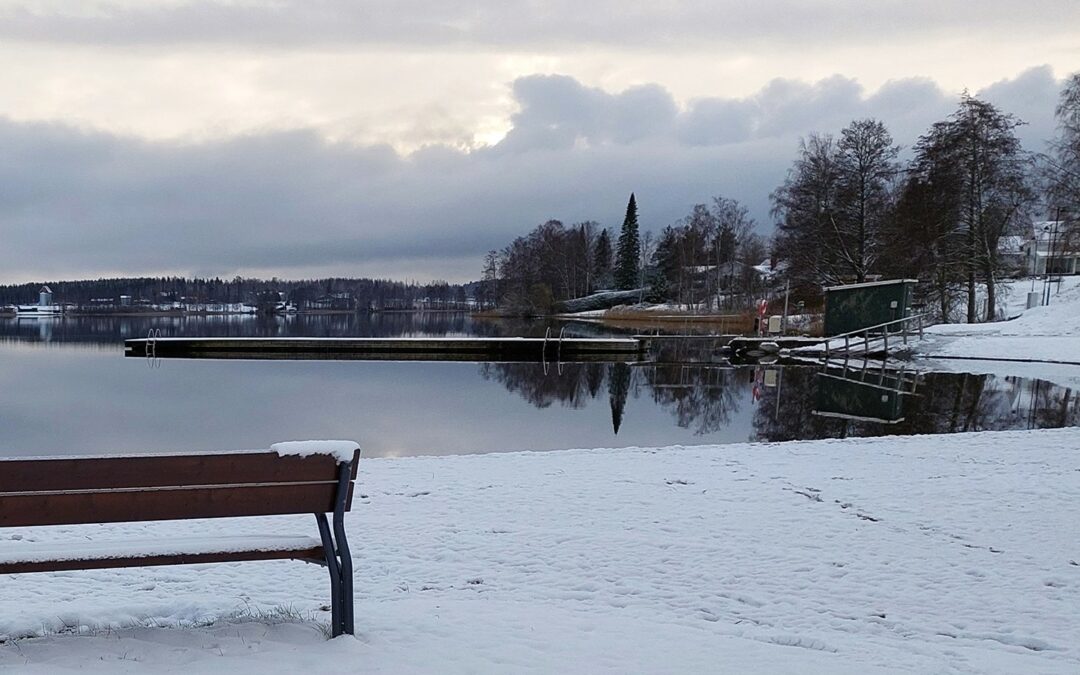 Talvinen näkymä järvelle, maassa on lunta, mutta järvi ei ole jäässä.