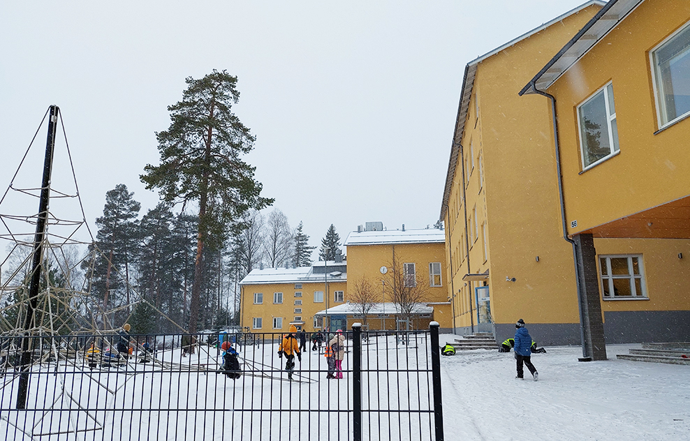 Talvinen kuva Siivikkalan koulun pihasta, jossa on lapsia leikkimässä.