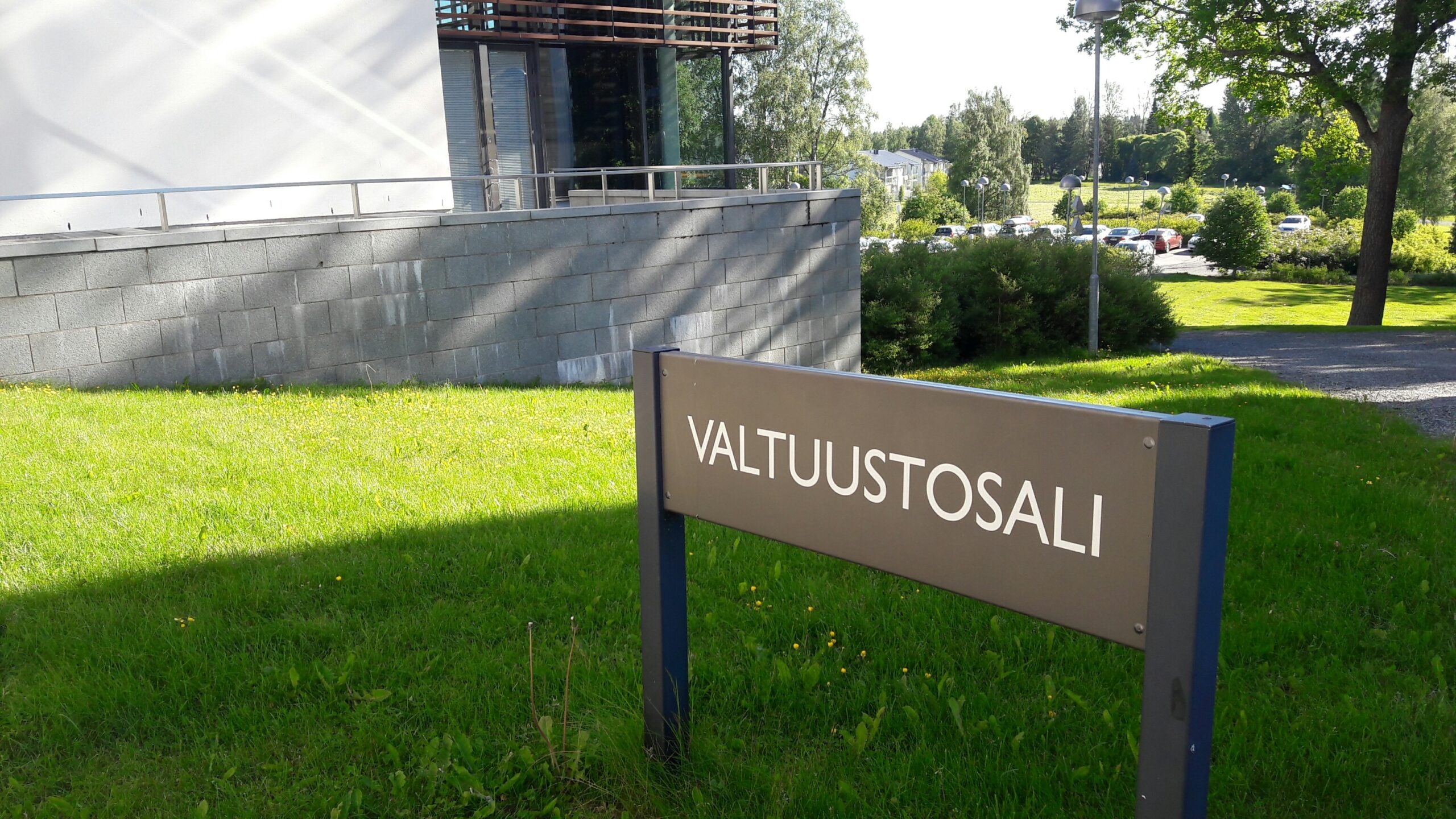 Valtuustosalin kyltti nurmikolla